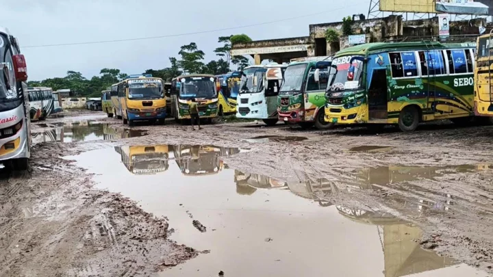 ২০ বছরেও আধুনিকতার ছোঁয়া লাগেনি পিরোজপুর বাস টার্মিনালে
