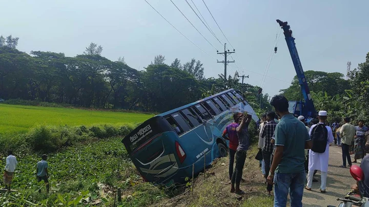 চালকের আসনে হেলপার, ২০ যাত্রী নিয়ে উল্টে গেল বাস
