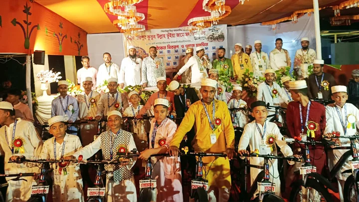 জামাতে ৯০ দিন নামাজ আদায়, বাইসাইকেল উপহার পেল ৩২ শিশু-কিশোর