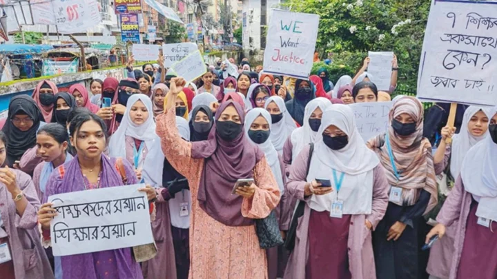 সংকটে পাশে থাকা শিক্ষকই কেন অভিযুক্ত