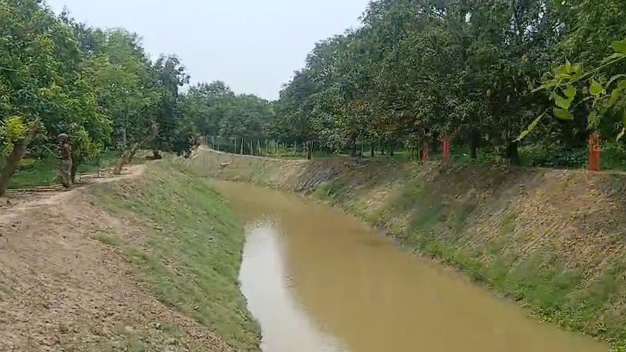 খাল খনন শেষে ৮ লাখ টাকা ফেরত