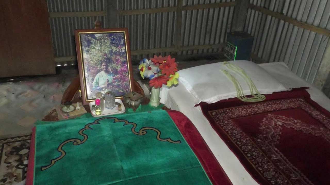 ‘বিশ্ব ধ্যান মঞ্জিল’ আশ্রমে সাধক লাভলী শাহ ফকির রানীর ছবি ও সাধনার ঘর। ছবি : এশিয়া পোস্ট