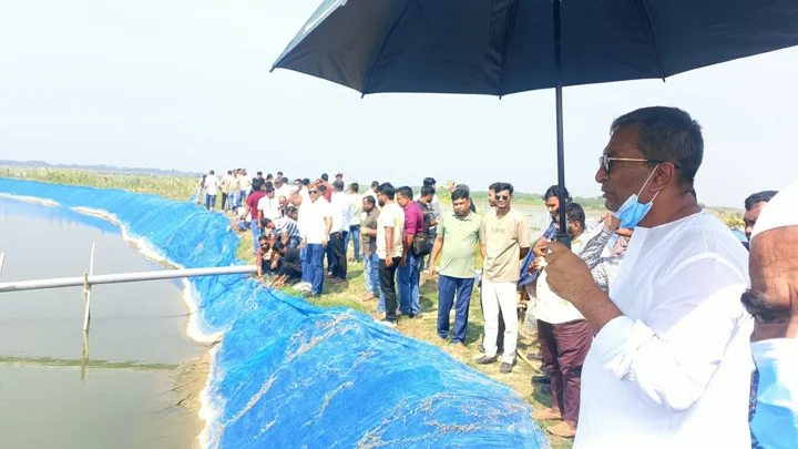 ৪০০ একর কৃষিজমি দখল করে ঝিল, এমপি মানিকের নেতৃত্বে উচ্ছেদ অভিযান