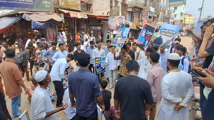 ইসরাতের জন্য রাজপথে হাজীগঞ্জের শিক্ষার্থীরা