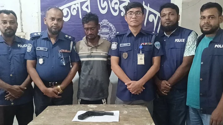 ফরহাদের লুঙ্গির কোমরে গোঁজা ছিল ওয়ান শুটারগান