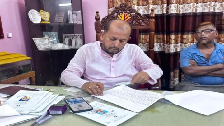 গোপালগঞ্জে গ্রাম পুলিশকে চেয়ারম্যানের থাপ্পড়