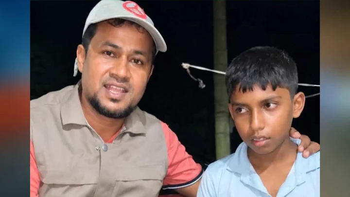 মোবাইল না দেওয়ায় মা-বাবার বিরুদ্ধে মামলা করতে থানায় ছেলে
