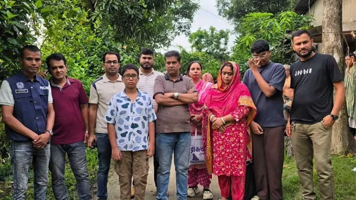 আত্মগোপনে থাকা সেই স্বর্ণ ব্যবসায়ী পরিবারসহ আটক