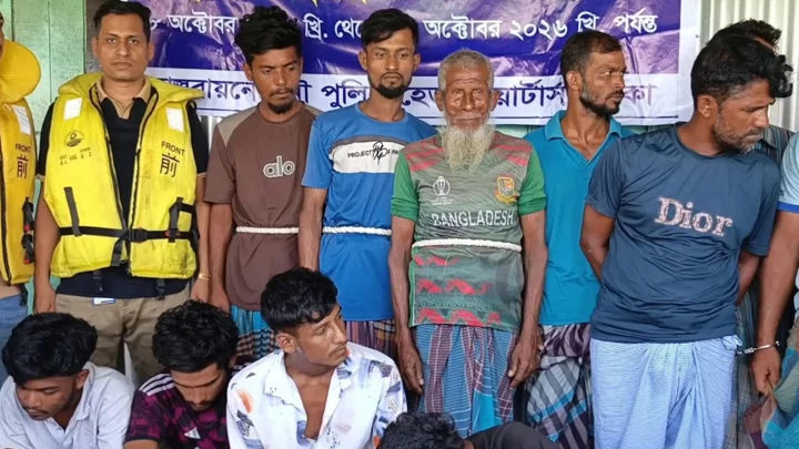 চাঁদপুরে ২৫ জেলে আটক, নৌকাসহ জাল ও মাছ জব্দ