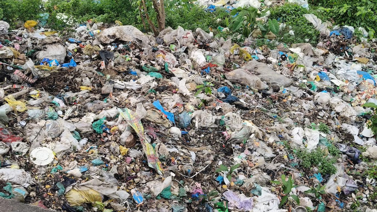 সড়কের পাশে বর্জ্যের স্তূপ, স্বাস্থ্যঝুঁকিতে বাসিন্দারা