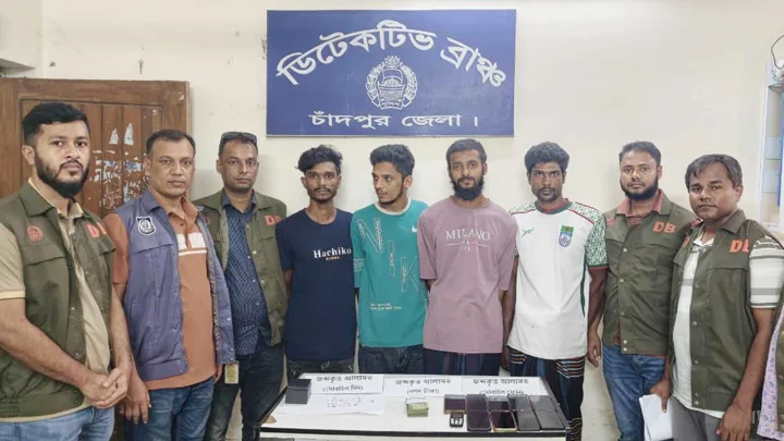 ফেসবুকে ইলিশ বিক্রির নামে প্রতারণা, চক্রের ৪ সদস্য গ্রেপ্তার