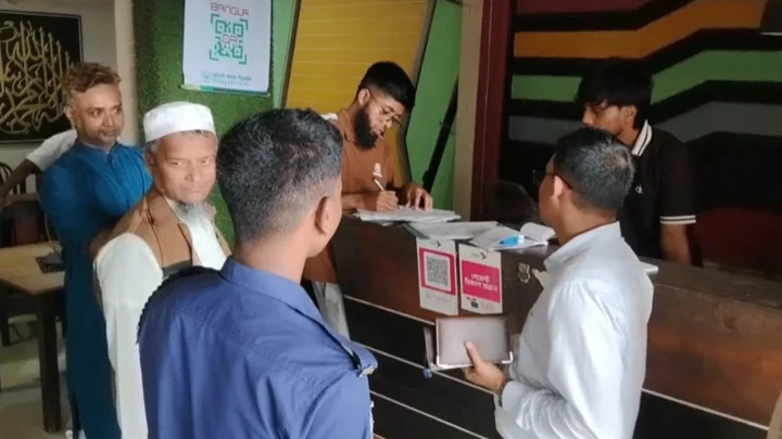 চাঁদপুরে ইলিশ বিক্রির দায়ে তিন হোটেলকে জরিমানা