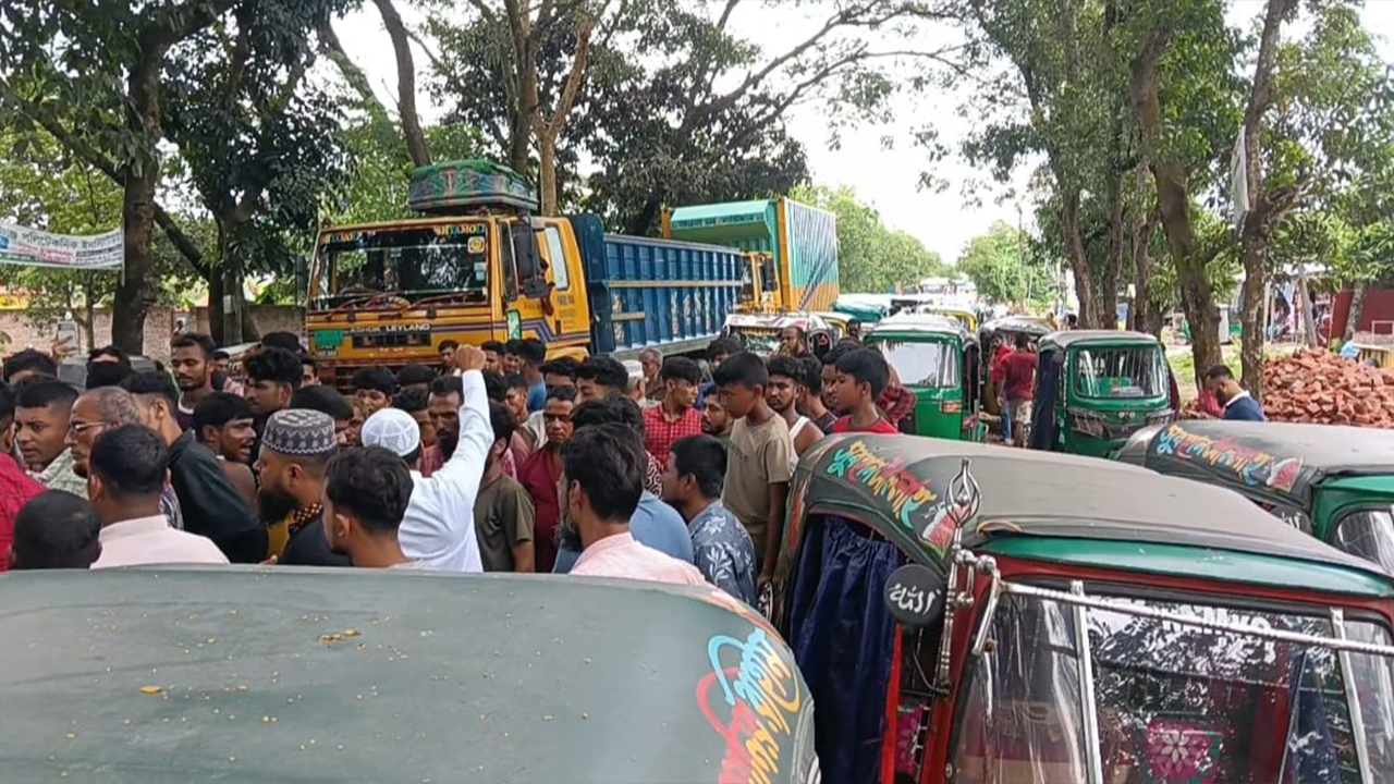 চাঁদপুরে গ্যাস না পেয়ে সড়ক অবরোধ করলেন অটোরিকশা চালকরা