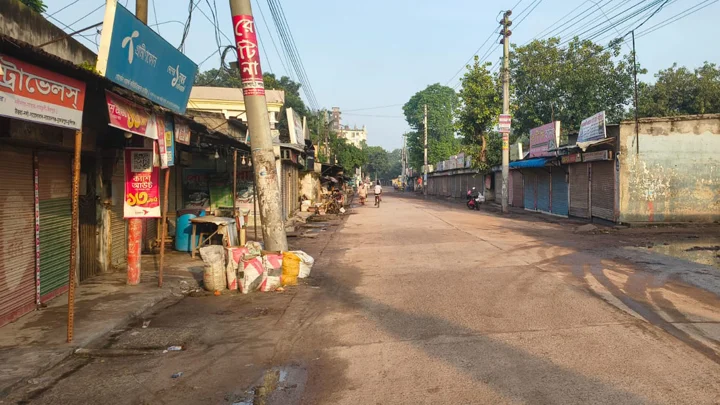 চাঁপাইনবাবগঞ্জ থেকে সব রুটে বাস চলাচল বন্ধ