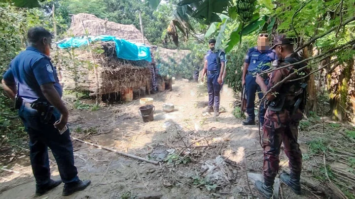 চাঁপাইনবাবগঞ্জ সীমান্তে ১৯টি ককটেলসদৃশ বস্তু উদ্ধার