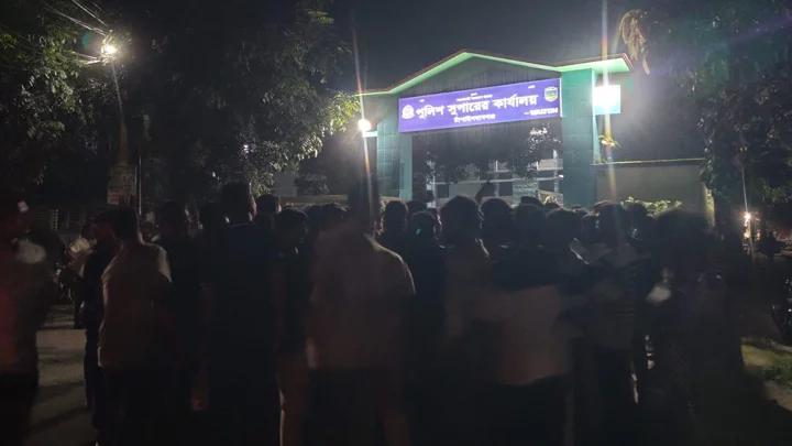 ছাত্রদল নেতার মোটরসাইকেল থামিয়ে কাগজ যাচাই, এসপি অফিসের সামনে বিক্ষোভ