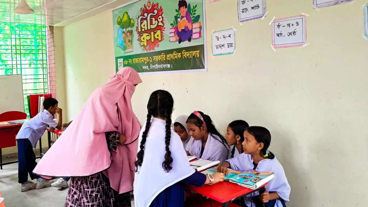 চাঁপাইনবাবগঞ্জ সদর উপজেলার একটি প্রাথমিক বিদ্যালয়ের রিডিং ক্লাবে শিক্ষার্থীরা। ছবি: এশিয়া পোস্ট