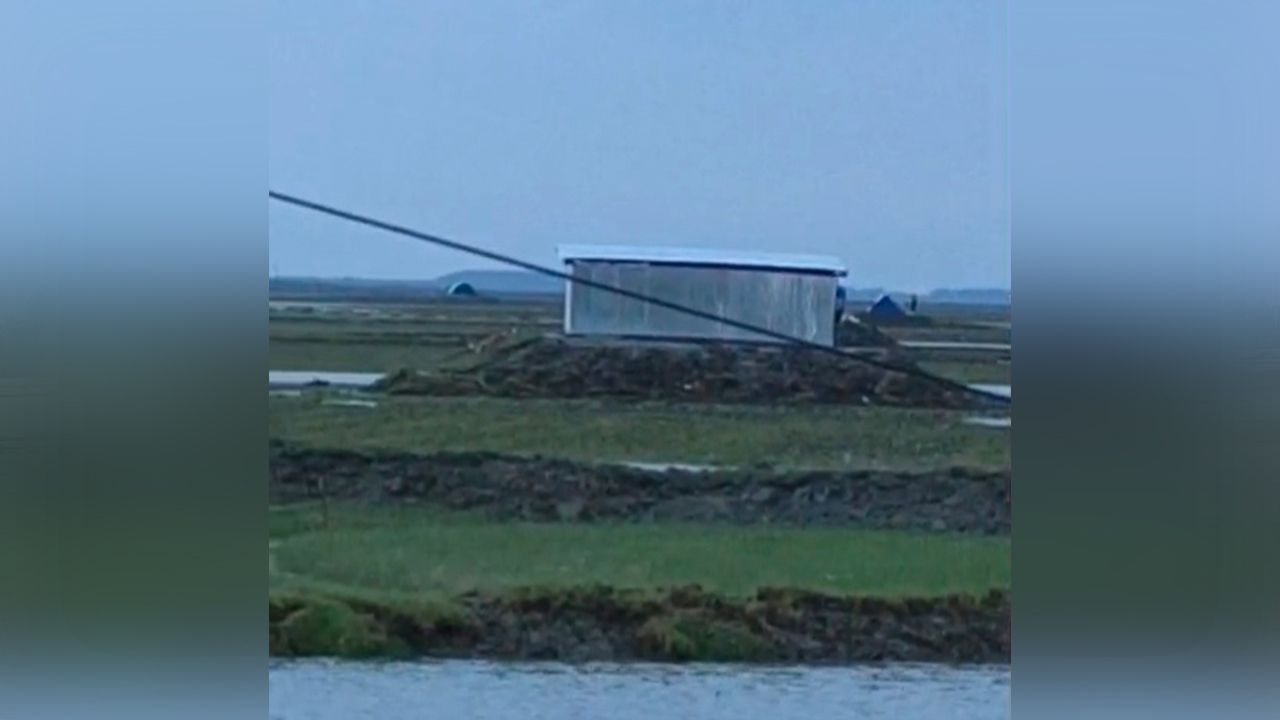 ডুবো চরের দখলে ঝুপড়ি ঘর। ছবি : এশিয়া পোস্ট