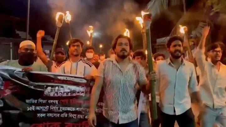 ফরিদপুরে রাতের আঁধারে নিষিদ্ধ ছাত্রলীগের মশাল মিছিল