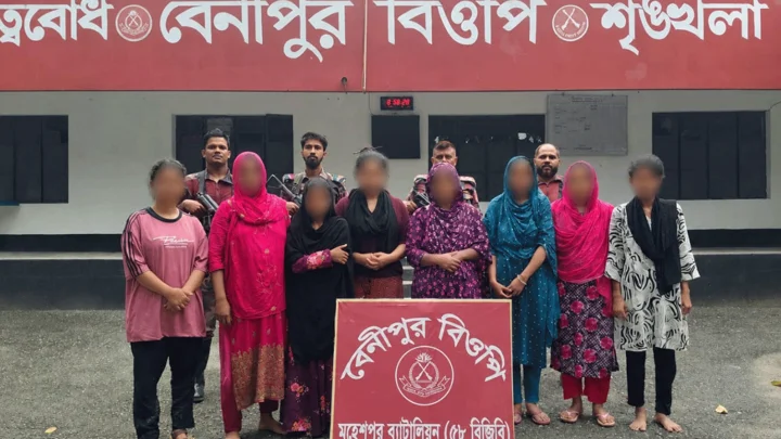 সীমান্ত দিয়ে ভারতে অনুপ্রবেশকালে ৮ নারী আটক