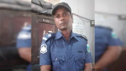‎পাবনায় পুলিশের ইউনিফর্ম পরিহিত প্রতারক গ্রেপ্তার
