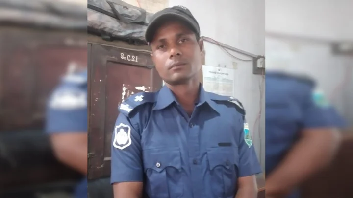 পাবনায় পুলিশের ইউনিফর্ম পরিহিত প্রতারক গ্রেপ্তার
