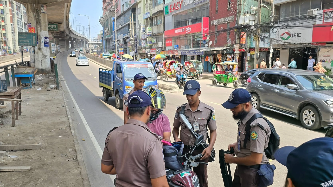 ককটেল বিস্ফোরণের ঘটনায় রাজধানীর একটি চেকপোস্টে মোটরসাইকেলচালককে তল্লাশি করছে পুলিশ। ছবি: এশিয়া পোস্ট