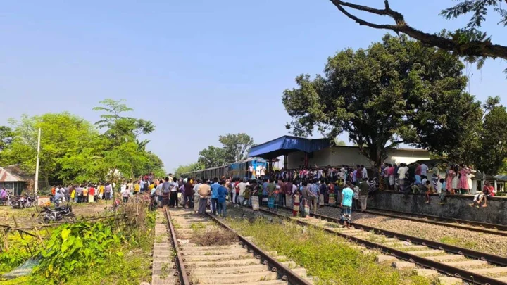 নীলফামারীতে ৫ ঘণ্টা পর ট্রেন চলাচল স্বাভাবিক
