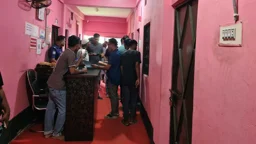 মিরসরাইয়ে হোটেলে পুলিশ সদস্যের ঝুলন্ত মরদেহ, রক্তাক্ত অবস্থায় স্ত্রীকে উদ্ধার