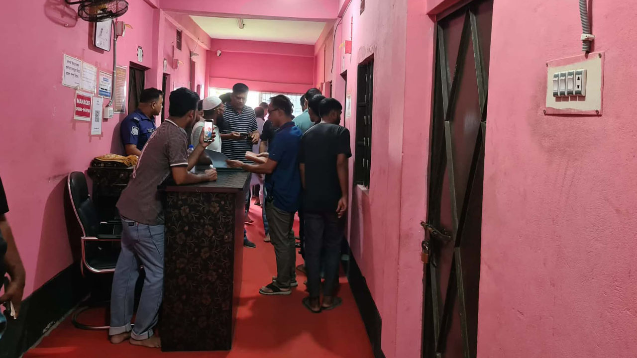মিরসরাইয়ে হোটেলে পুলিশ সদস্যের ঝুলন্ত মরদেহ, রক্তাক্ত অবস্থায় স্ত্রীকে উদ্ধার