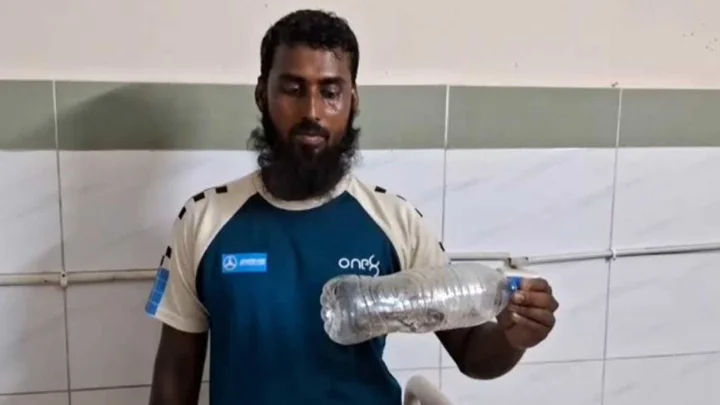 মেয়েকে কামড়ানো রাসেলস ভাইপার বোতলে পুরে হাসপাতালে বাবা