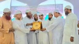 বিশ্বজয়ী হাফেজ নুরুদ্দিনকে সংবর্ধনা দিলেন চরমোনাই পীর 