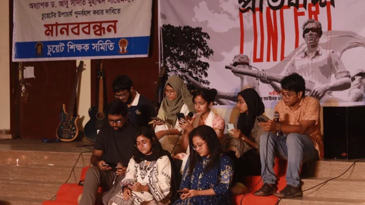চুয়েটে আন্দোলনের ১০ম দিনে শিক্ষার্থীদের আলোকচিত্র প্রদর্শনী 