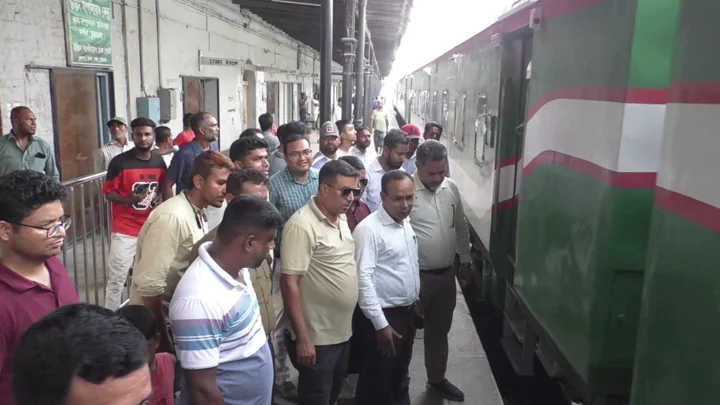 ভারত থেকে এলো ১৮টি নতুন ব্রডগেজ রেলকোচ