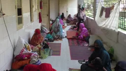 ১৩ শয্যার ওয়ার্ডে ১০০ শিশু, রোগীর চাপে মেঝেতে চিকিৎসা
