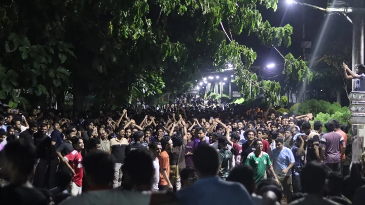 মধ্যরাতে উত্তাল চুয়েট, উপাচার্য ভবনে তালা