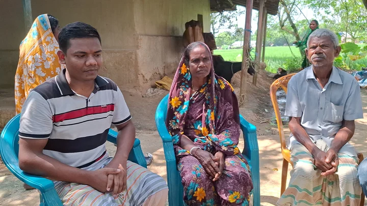 জুডিশিয়াল সার্ভিসে সুপারিশপ্রাপ্ত ক্ষুদ্র নৃগোষ্ঠীর কাজল, ফুলেল শুভেচ্ছা গ্রামবাসীর