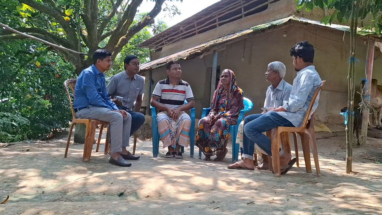 বাড়ির উঠানে সাংবাদিকদের সঙ্গে কথা বলছিলেন কাজল ও তার পরিবারের সদস্যরা। ছবি: এশিয়া পোস্ট