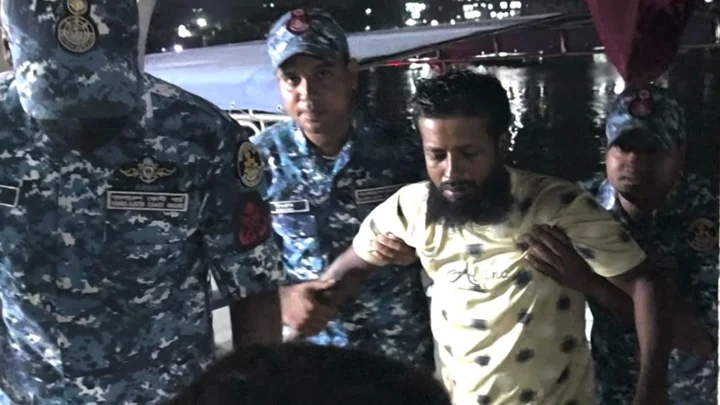 মাঝনদীতে লঞ্চে অসুস্থ যাত্রী, ১৬১১১ নম্বরে ফোন পেয়ে ছুটে গেল কোস্ট গার্ড