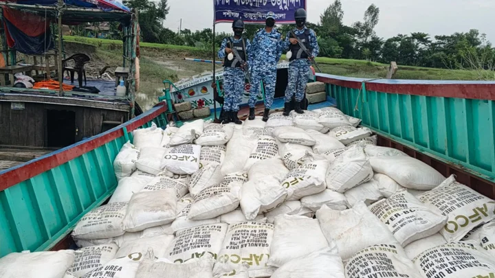 মিয়ানমারে পাচার হচ্ছিল আট হাজার কেজি সার