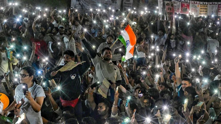 পিছু হটতে নারাজ যে ‘তেলাপোকারা’ 