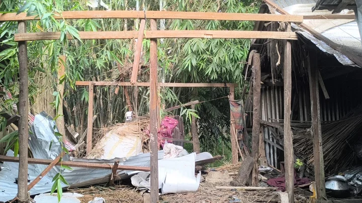 রান্নাঘরে মজুত ককটেল বিস্ফোরণ, উড়ে গেল টিনের চালা