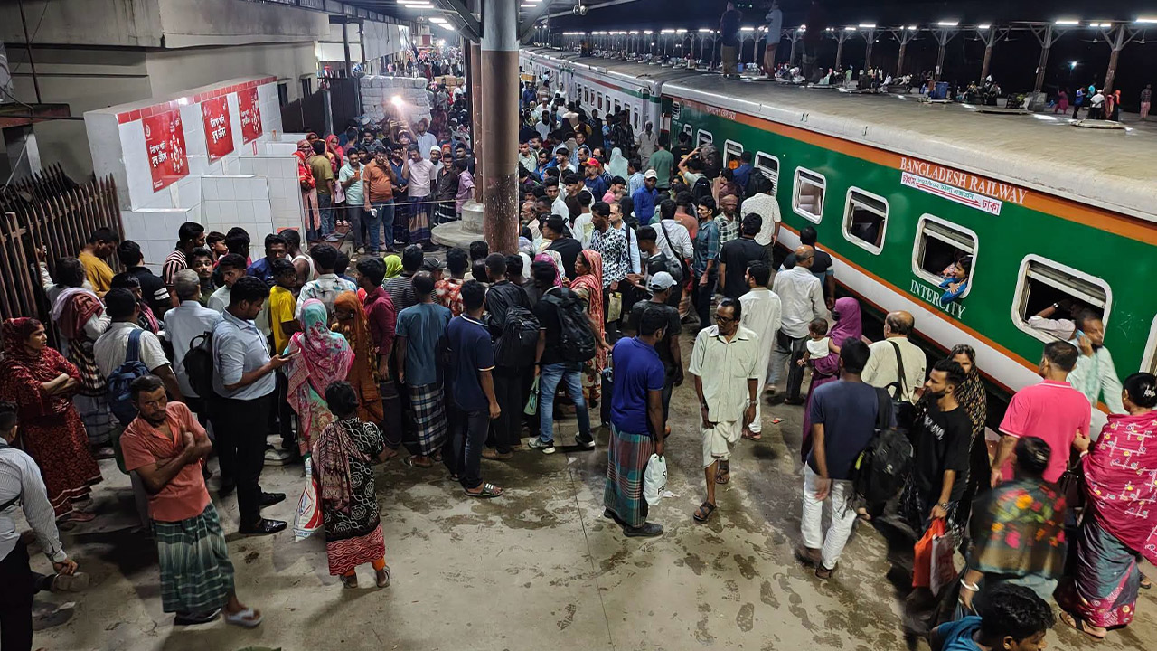 কুমিল্লায় ট্রেনে কাটা পড়ে দাদি-নাতনির মৃত্যু