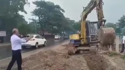 অবৈধ প্রবেশপথ বন্ধে এবার মিয়ামী রিসোর্টের সামনে খাল খনন