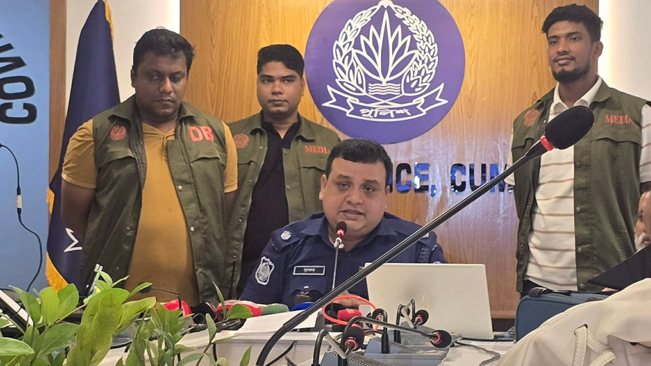 সংবাদ সম্মেলনে অতিরিক্ত পুলিশ সুপার লুৎফর। ছবি : এশিয়া পোস্ট