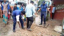 ট্রাফিক সার্জেন্ট ও দুই কনস্টেবল করলেন সড়ক মেরামত