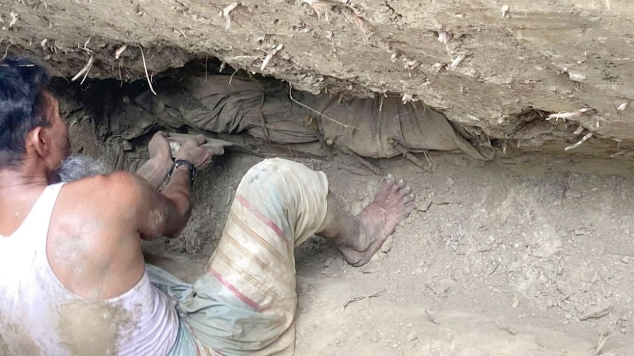 স্ত্রীর কবর খুঁড়তে মিলল ২৪ বছর আগে দাফন করা স্বামীর অক্ষত মরদেহ