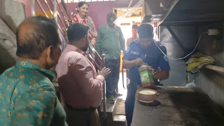 দইয়ে রং ব্যবহার করায় জরিমানা