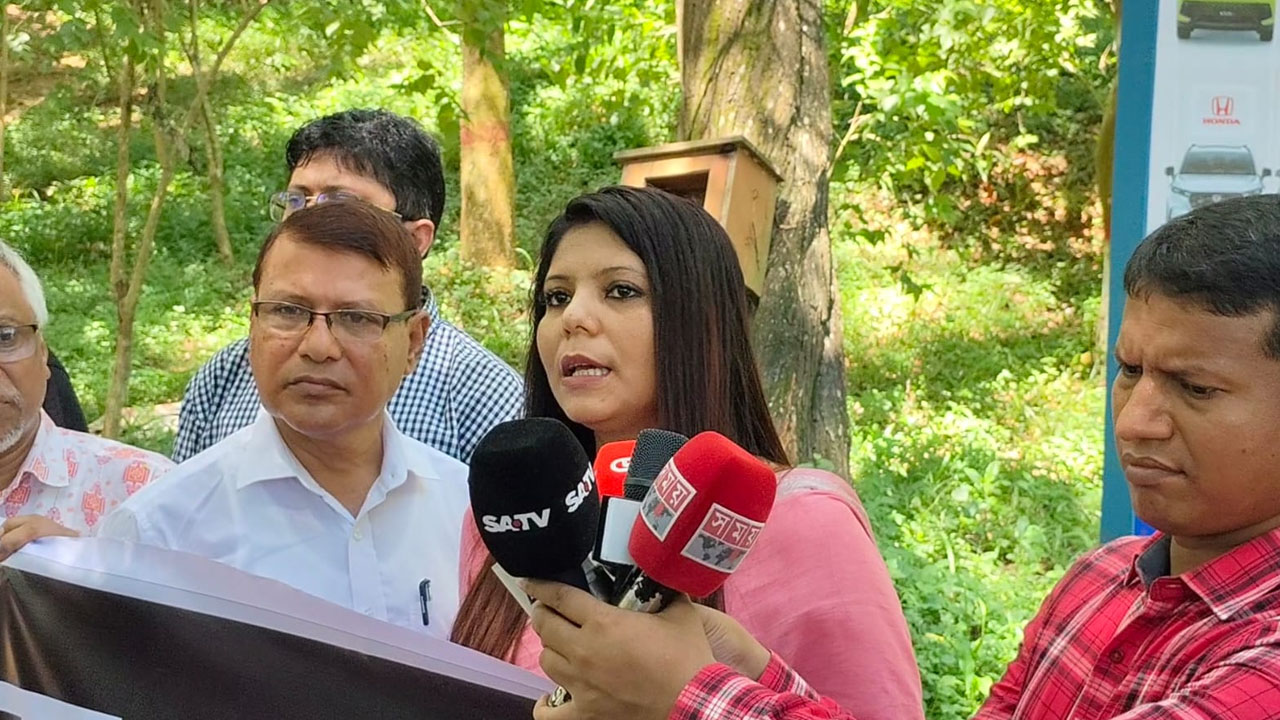 মানববন্ধনে কুমিল্লা বিশ্ববিদ্যালয়ের বাংলা বিভাগের সহযোগী অধ্যাপক ড. কামরুন নাহার। ছবি : এশিয়া পোস্ট