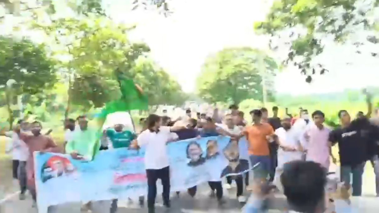 ঢাকা-চট্টগ্রাম মহাসড়কে যুবলীগের ঝটিকা মিছিল। ছবি : ভিডিও থেকে নেওয়া